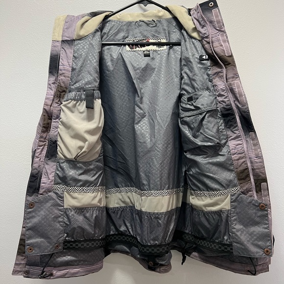 Vans Women’s Femme Coat for Snowboarding/Skiing/Staying warm - Picture 5 of 13